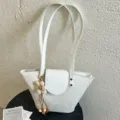 Elegante borsa a secchiello bianca con ciondolo a fiore per la moda estiva e autunnale - con portachiavi / Bianco