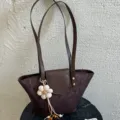 Elegante borsa a secchiello marrone con ciondolo a fiore bianco, borsa a spalla casual - con portachiavi / Marrone