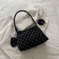 Bolso de axila a lunares blanco y negro con una pequeña bolsa de accesorios - Negro