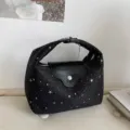 Sac à bandoulière hobo noir en forme de croissant avec imprimé étoilé argenté et rabat en cuir - Noir