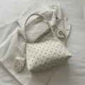 Elegante bolso de lunares blanco para mujer con correa y colgante a juego incluido - Blanco