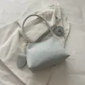 Elegante bolso bajo el brazo azul claro con lunares blancos y correa desmontable - Azul