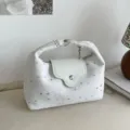 Élégant sac à main blanc en forme de croissant avec motifs d'étoiles argentées et cuir - Blanc