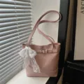 Elegante borsa shopper pendolare in ecopelle rosa per donna con fiocco in pizzo - con portachiavi / Rosa