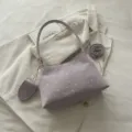 Elegante bolso hobo lavanda con lunares, colgante a juego y correa para el hombro - Púrpura