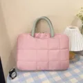 Borsa porta computer trapuntata rosa con manici verdi su una tovaglia a scacchi - Piccolo / Rosa