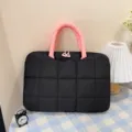 Borsa trapuntata per laptop 14-16 pollici con manici rosa in un ambiente accogliente - Piccolo / Nero