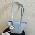 Borsa a secchiello blu chiaro casual con ciondolo a fiore e spalline lunghe - con portachiavi / Blu
