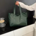 Elegante borsa tote retrò in ecopelle verde scuro con grande capacità e manici superiori - Verde