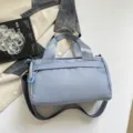 Κομψή γαλάζια νάιλον τσάντα χειρός και τσάντα χιαστί με μινιμαλιστικό σχεδιασμό - Ανοιχτό μπλε