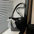 Borsa a secchiello minimalista in pelle nera con fiocco in pizzo bianco e fibbia - con portachiavi / Nero