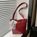 Borsa a secchiello rossa in pelle PU con fiocco in pizzo decorativo e fibbia a cintura. - con portachiavi / Rosso