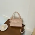 Borsa a tracolla intrecciata alla moda per donna in misto rosa e beige per l'estate - Bianco