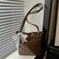 Borsa a secchiello marrone in pelle PU con fiocco in pizzo decorativo e dettaglio cintura - con portachiavi / Marrone