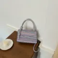 Borsa a tracolla in maglia colorata fatta a mano con motivo a strisce e manico con nodo - Viola