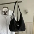 Bolso hobo negro de gran capacidad con colgante de estrella y corazón con lazo - Negro Con Colgante