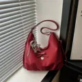 Elegante bolso de hombro de nailon rojo con lazo y colgante de estrella plateada. - Rojo Borgoña Con Colgante
