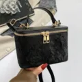 Elegante borsa a mano a scatola nera con ricamo in pizzo a farfalla e hardware oro. - Nero