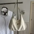 Mochila multifuncional crema minimalista con colgante de estrella plateada elegante. - Blanco Con Colgante