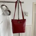 Elegante borsa a secchiello rossa sottobraccio con fibbia decorativa - senza ciondolo / Rosso