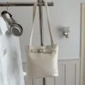 Elegante borsa a secchiello color crema con fibbia decorativa e design minimalista - senza ciondolo / Bianco avorio