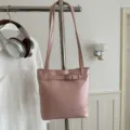 Elegante borsa a secchiello rosa minimalista in ecopelle con fibbia decorativa - senza ciondolo / Rosa