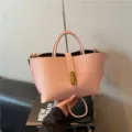 Elegante bolso tote vintage de cuero rosa con cierre dorado y correa ajustable para hombro. - Rosa