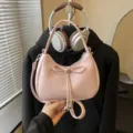 Borsa hobo rosa alla moda con un elegante fiocco e una comoda tracolla superiore - senza ciondolo / Rosa