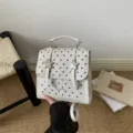 Trendiger weißer Rucksack mit Polka-Dots, silbernen Sternen und Tragegriff oben. - Off-White ohne Anhänger