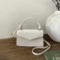 Petit sac à main blanc élégant avec rabat léopard et poignée supérieure nouée. - Blanc