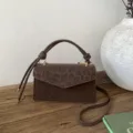 Sac à main élégant marron foncé avec texture léopard chic et détails dorés brillants - Marron