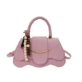 Elegante bolso bandolera rosa con asa, colgante de cuentas decorativo y detalles dorados - Con Ornamento / Rosa