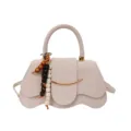 Elegante bolso bandolera beige de ante sintético con borde festoneado y adorno de madera - Con Ornamento / Blanco