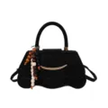 Bolso de ante negro con estampado de leopardo, colgante de cuentas de madera y detalle de metal - Con Ornamento / Negro