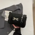 Schwarze schicke Achseltasche mit Strass-Schleife und silberner Dekokette - Schwarz