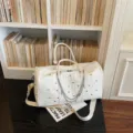 Große Reise-Tasche für Damen, weiße Kroko-Optik Weekender mit Strasssteinen und Kreuz-Ketten. - Mit Anhänger / Gebrochenes Weiß