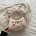 Modieuze roze halve maan handtas met witte stippen en decoratief strikdetail - Roze