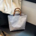 Bolso tote de jacquard floral elegante con asas de bambú de estilo vintage. - Púrpura