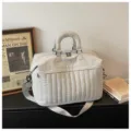 Grand sac de voyage matelassé pour femmes, sac week-end imperméable avec bandoulière pour voyage. - Blanc Cassé