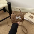 Braune gepunktete Umhängetasche mit Strass-Schleife und Griff SKU-Variante - Braun