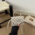 Petit sac à main carré crème à pois élégant avec un nœud décoratif en strass brillant - Kaki