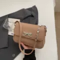 Süße khakifarbene Unterarmtasche mit Strass-Schleife und Kettenriemen - Khaki