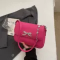 Elegante pinke Umhängetasche mit funkelnder Kristallschleife und silberner Kette - Fuchsia