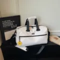 Sac de voyage blanc avec lanières noires, grand sac de sport pour courts trajets et loisirs. - Blanc Avec Pendentif