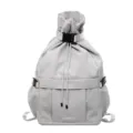 Hellgrauer Kordelzug Rucksack Sport Reisetasche mit Schnallenriemen und Netztasche. - Grau
