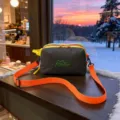 Trousse de toilette de voyage colorée avec sangle orange fluo et motif quadrillé moderne de style - Noir
