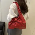 Grand sac cabas rouge avec nœud papillon élégant idéal pour le transport quotidien des femmes. - Rouge