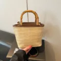 Beigefarbene handgewebte Strohbeuteltasche mit natürlichem Bambusgriff und braunem Rand - Khaki (Ohne Anhänger)