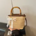 Handgefertigte elegante Stroh-Eimertasche mit Vintage-Bambusgriff und Perlenbogen - Khaki Mit Anhänger