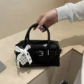 Stilvolle schwarze glänzende Bowling-Handtasche mit weißer Spitze und Perlendetail - Ohne Anhänger / Schwarz